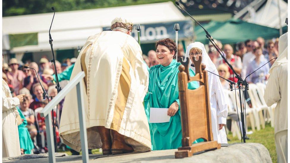 Elin Angharad, o Ysbyty Ifan, yn cael ei chroesawu i'r Orsedd. Mae Elin yn bennaeth cerddoriaeth yn Ysgol y Creuddyn ac mae'n arwain CoRwst. // Teacher and conductor Elin Angharad is honoured on her home patch.