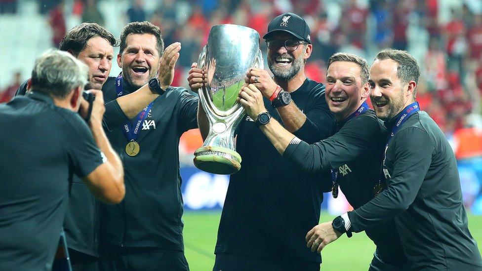 Klopp lifts Super Cup.