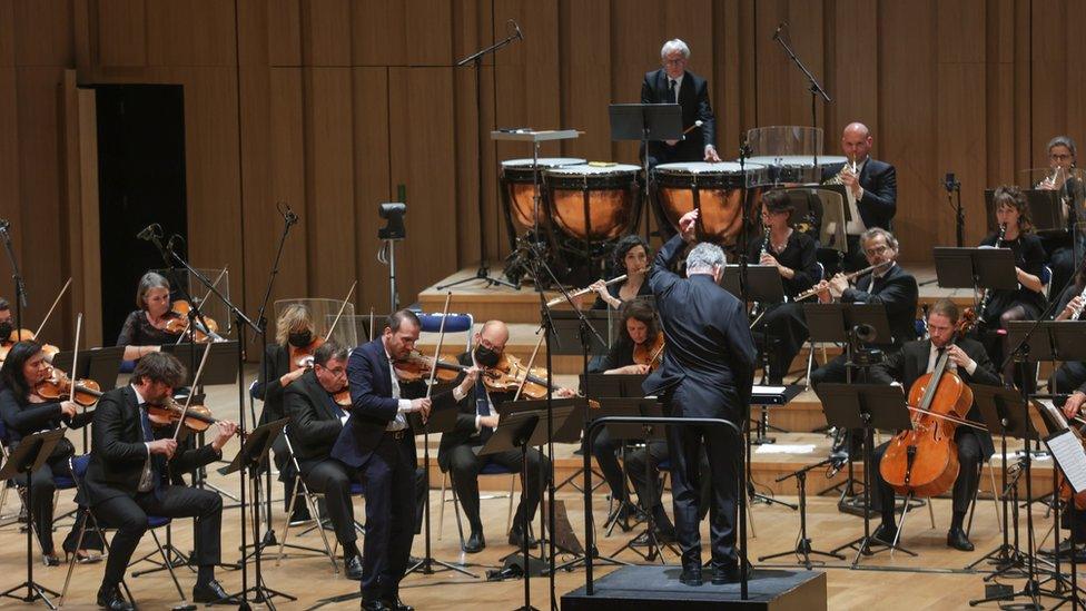 Grant Llewellyn conducting