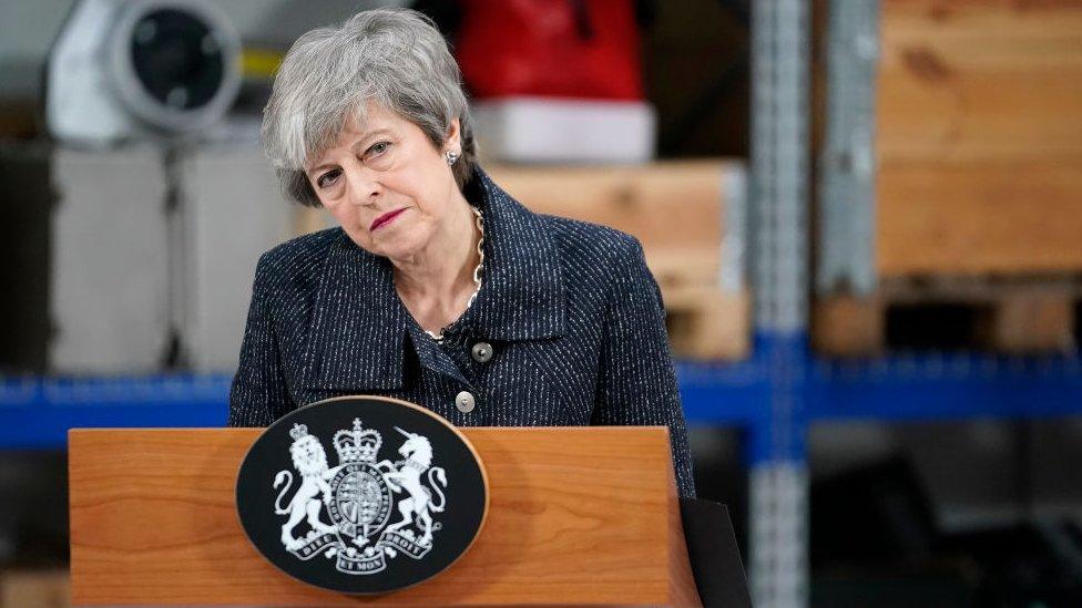 Theresa May yn gwrando ar gwestiynau'r wasg yn Grimsby ar 8 Mawrth