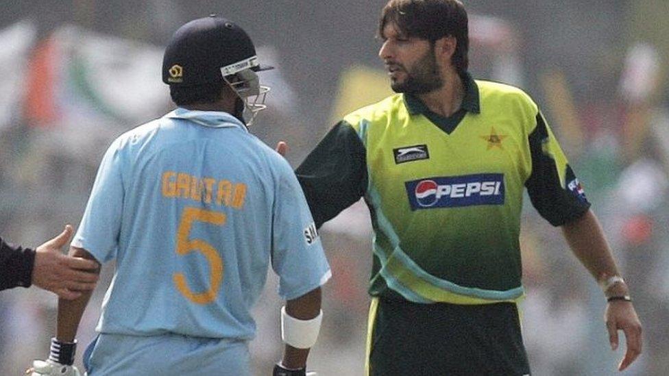 Indian cricketer Gautam Gambhir (C) and Pakistan's Shahid Afridi (R) exchange words during their third One-day International (ODI) match at the Green Park Stadium in Kanpur, 11 November 2007.