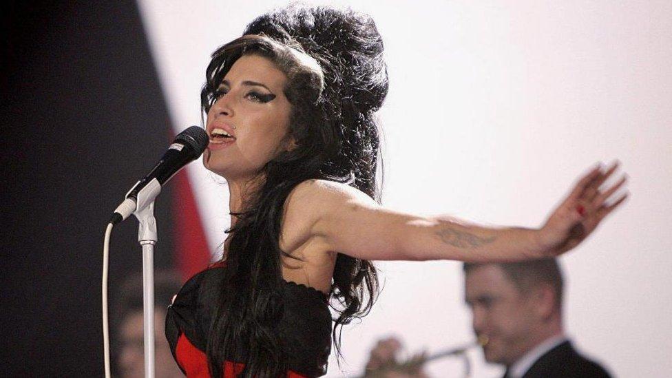 Amy Winehouse performing