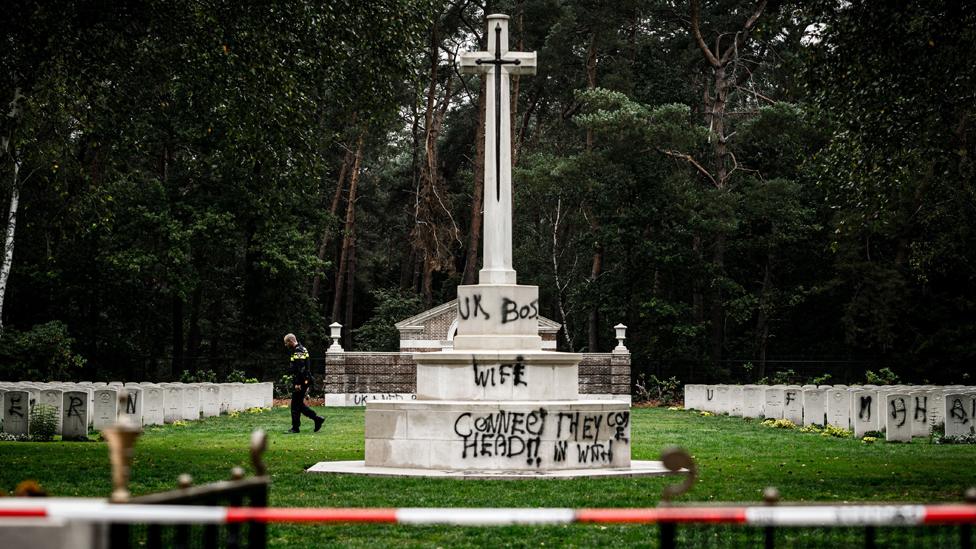 Dutch police and graves, 13 Sep 19