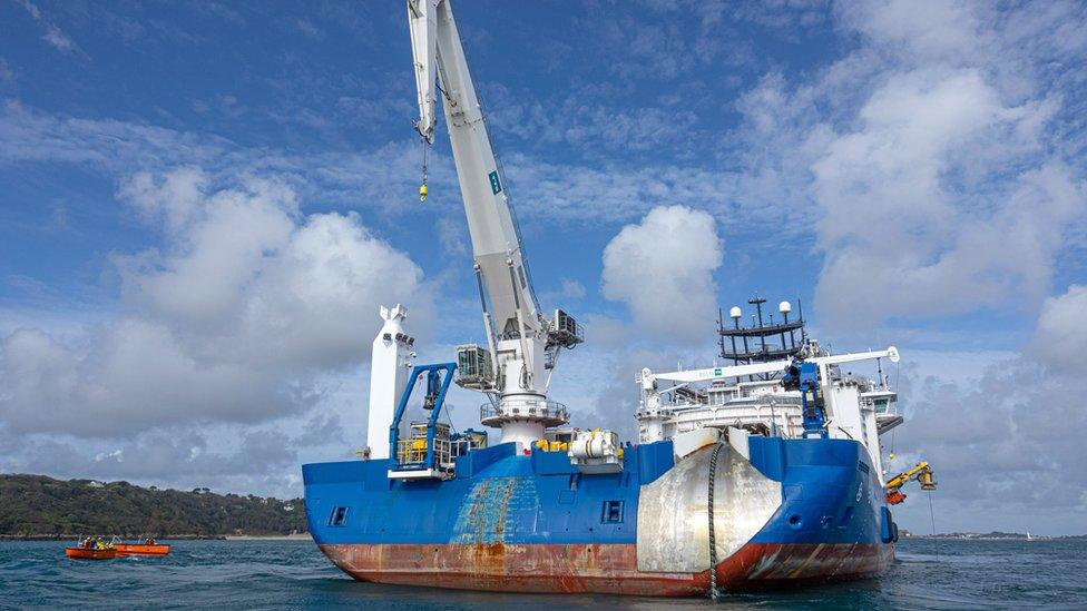 Ship laying electricity cable