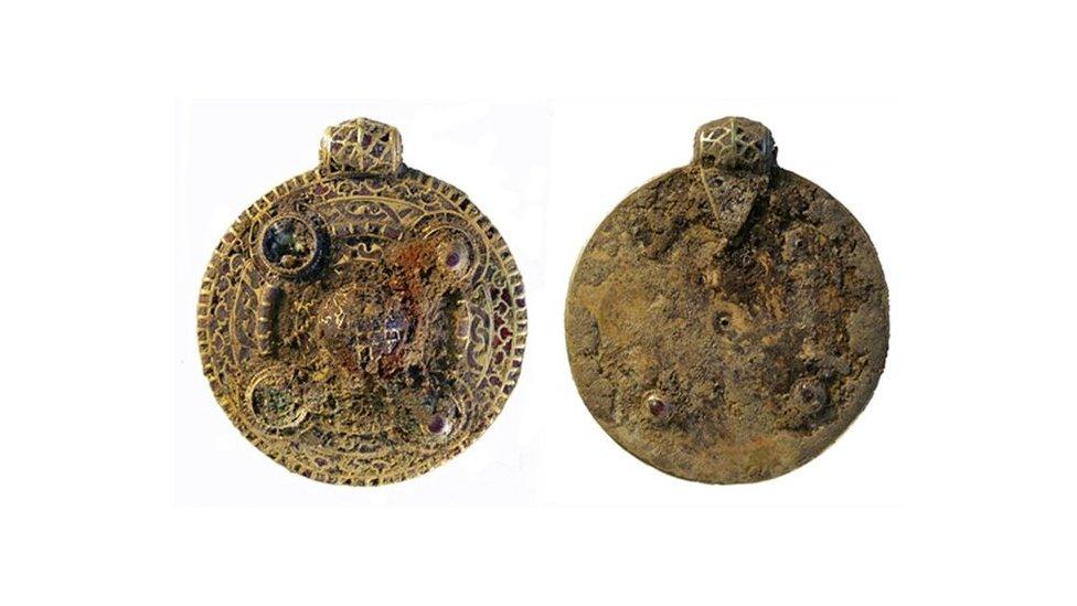 This is a photo of the gold pendant the 23-year-old treasure hunter found in 2014