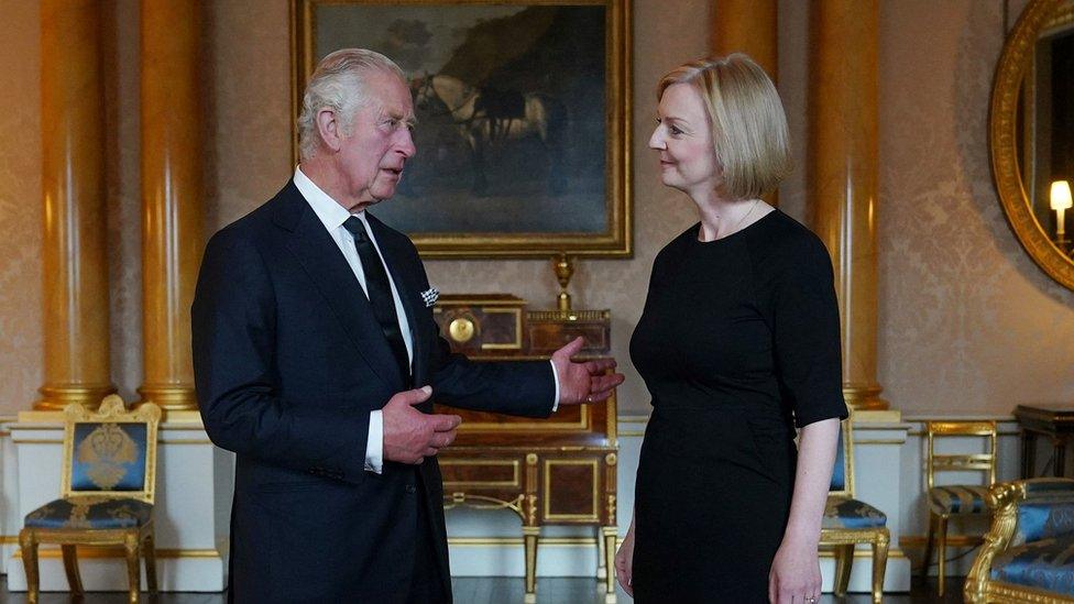 Fe wnaeth y Brenin Charles gyfarfod y Prif Weinidog Liz Truss brynhawn ddydd Gwener