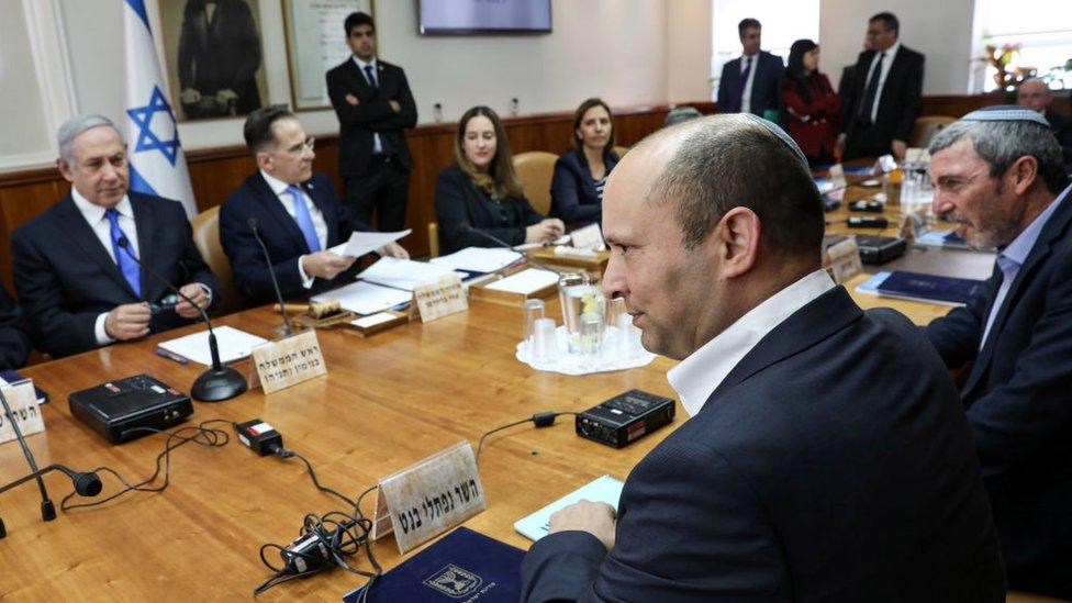 Benjamin Netanyahu (R) sits opposite Defence Minister Naftali Bennett at a cabinet meeting in Jerusalem on 17 November 2019