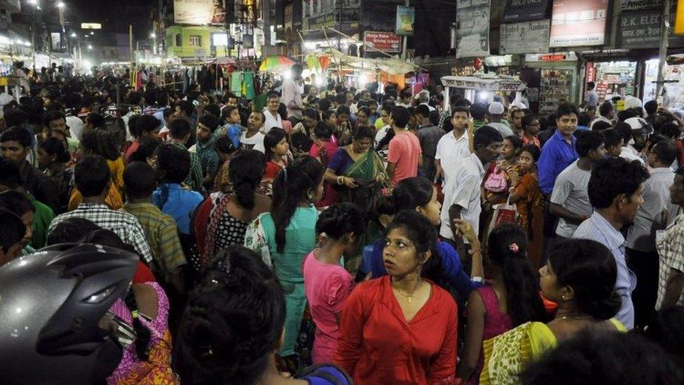 People crowd onto the street during an earthquake in Agartala, capital of India's north-eastern state of Tripura (13 April 2016)