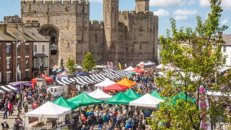 Maes Caernarfon dan ei sang