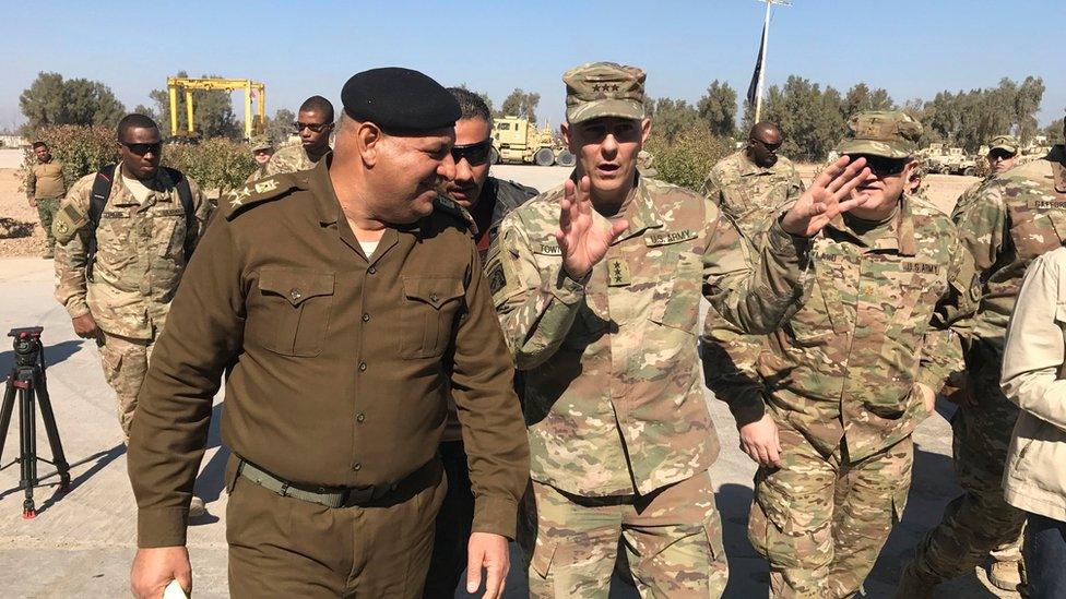 US Army Lt Gen Stephen Townsend talks with an Iraqi officer during a tour north of Baghdad, Iraq (8 February 2017)