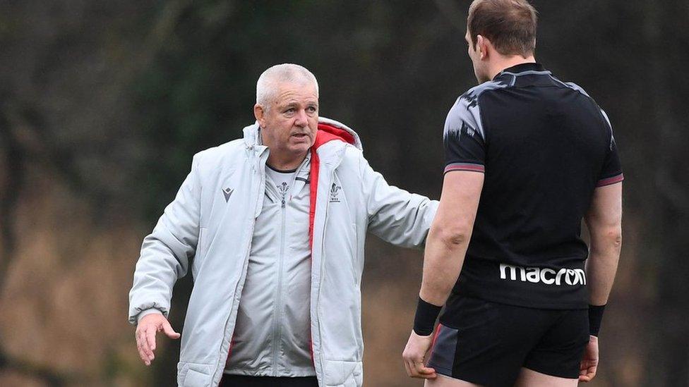 Prif hyfforddwr Cymru, Warren Gatland yn sgwrsio gydag Alun Wyn Jones