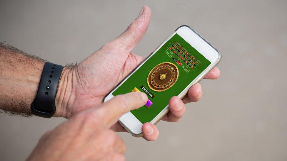 A man playing roulette on his smart phone