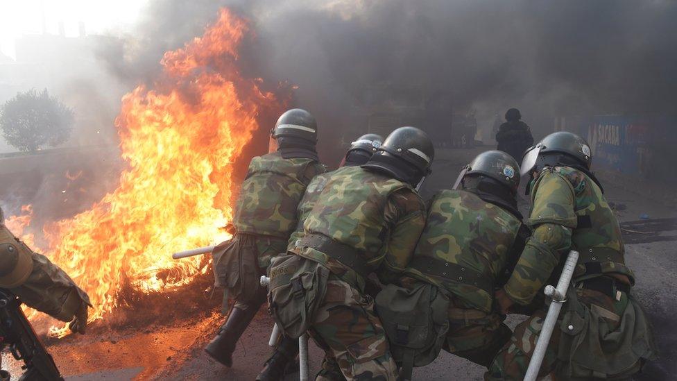 Military police in Sacaba attempt to destroy a barricade