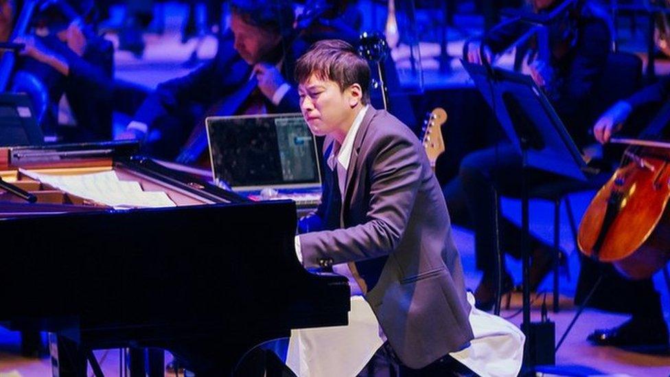 Jung Jae-il playing the piano with the London Symphony Orchestra