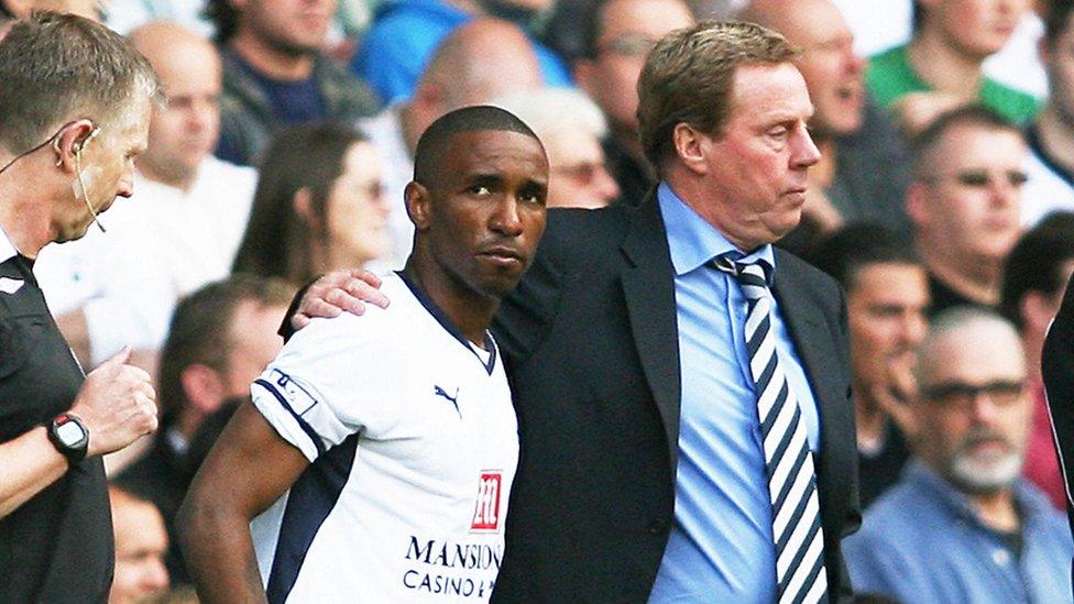 Harry Redknapp stands with his arm around Jermain Defoe