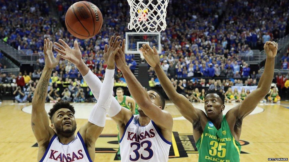 Kavell Bigby-Williams (35) playing for the Oregon Ducks in 2016