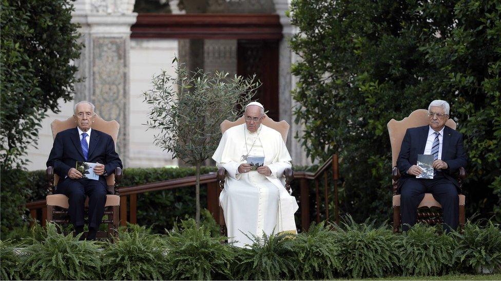 (L-R) Then Israeli President Shimon Peres, Pope Francis and Palestinian President Mahmoud Abbas in 2014