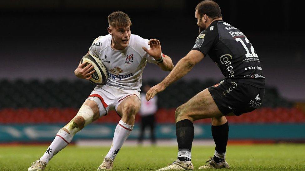 Roedd Jamie Roberts yn ôl yn chwarae yn Stadiwm Principality, ond du yr oedd yn ei wisgo'r tro hwn