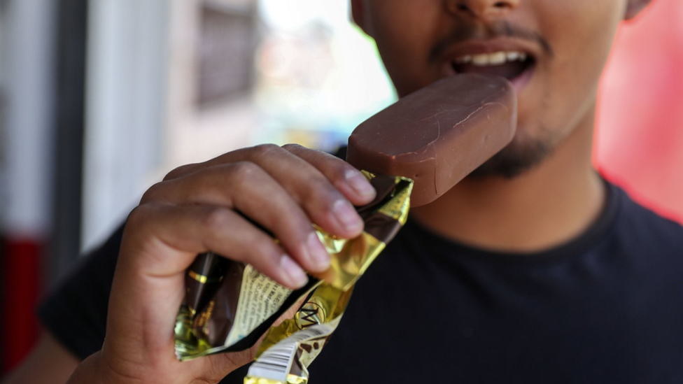 Man eats Magnum