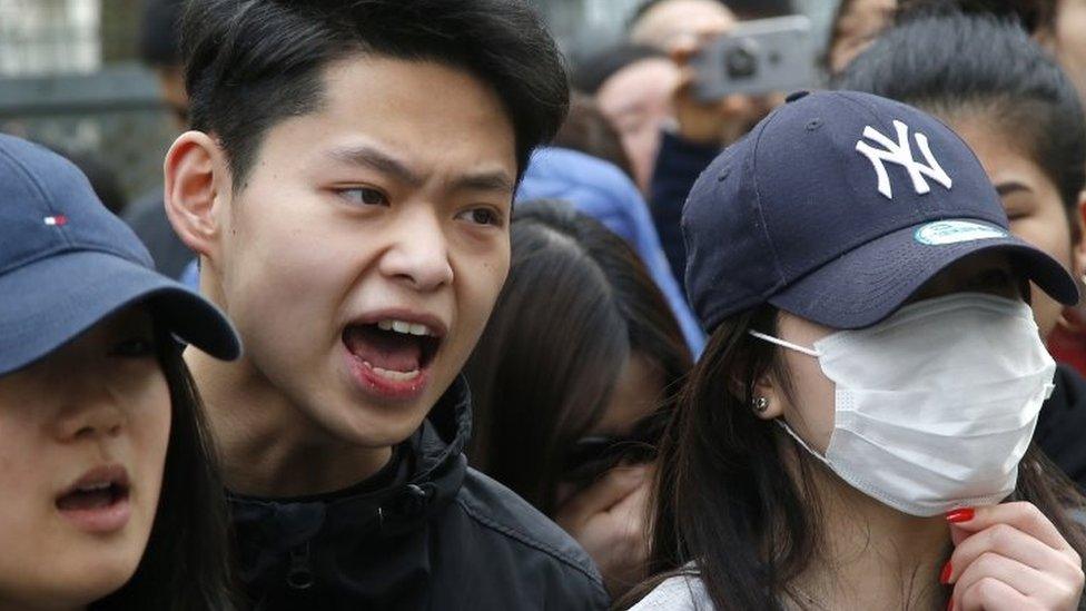 Demonstrators from the Asian community protest outside the 19th district police station in Paris (28 March 2017)