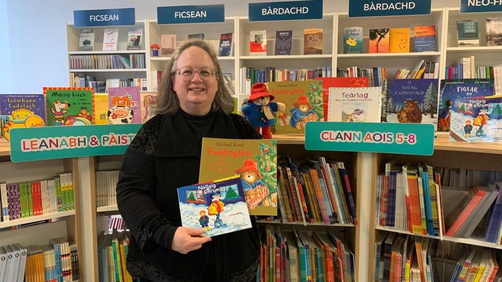 Alison Lang le leabhraichean cloinne