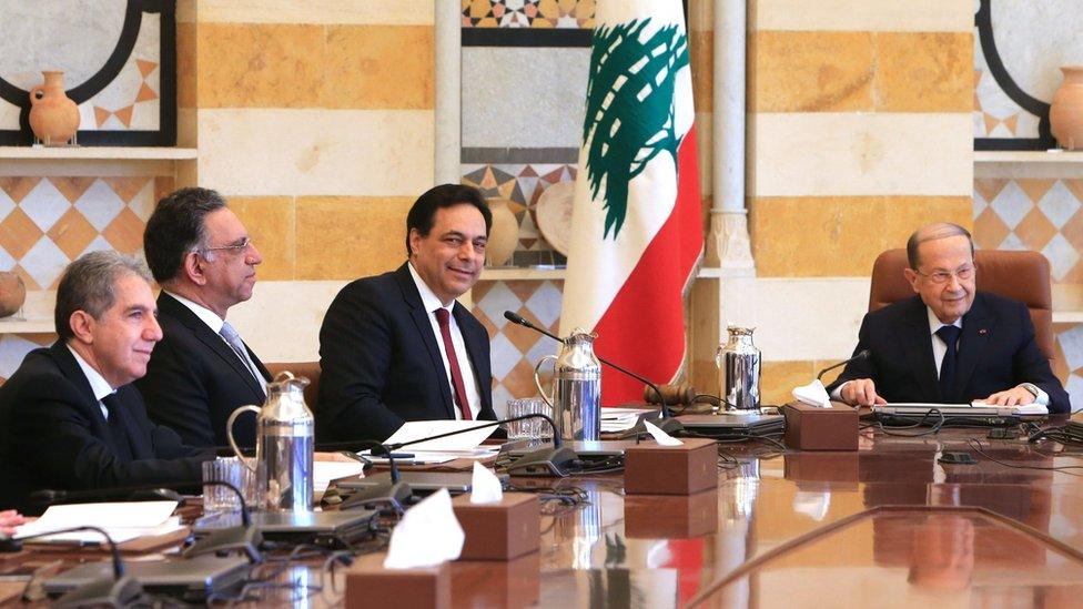 Lebanese President Michel Aoun (R) and Prime Minister Hassan Diab (C) preside over a meeting of the new cabinet at the Baabda presidential palace (22 January 2020)