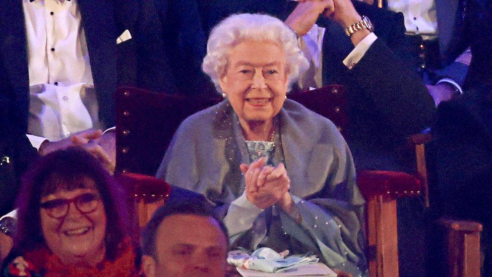 the-queen-clapping