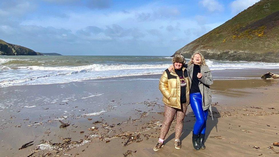 Ar y traeth ym Mwnt