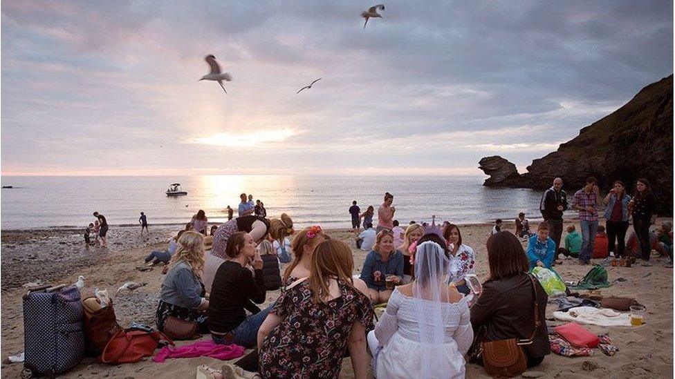 Dyddiau olaf o ryddid! Dau barti plu yn mwynhau ar y traeth
