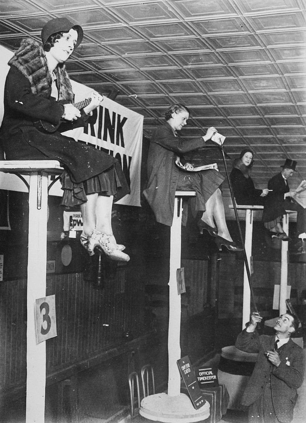 'Permanent high chair seating'-competition in London. About 1930. photograph. (Photo by Imagno/Getty Images)