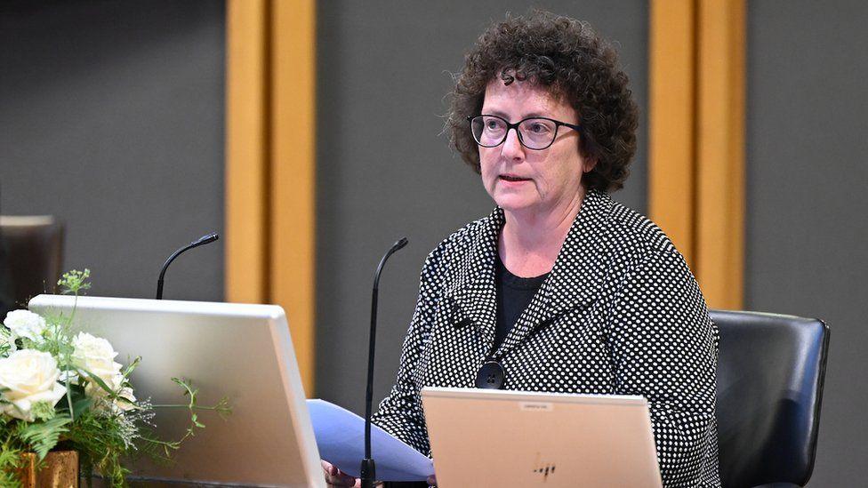 Elin Jones, Llywydd Senedd Cymru, roddodd y deyrnged gyntaf yn y siambr brynhawn Sul