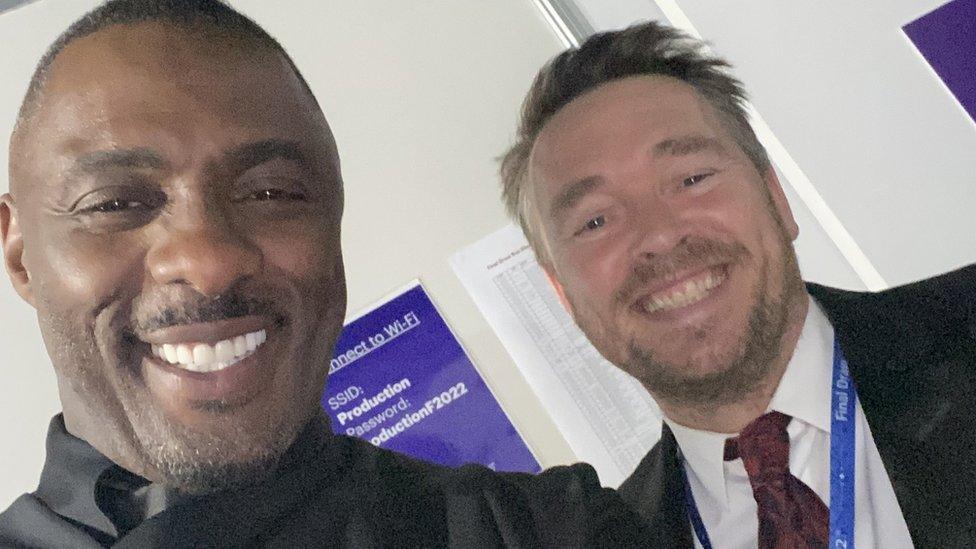 Robbie Nock ac Idris Elba