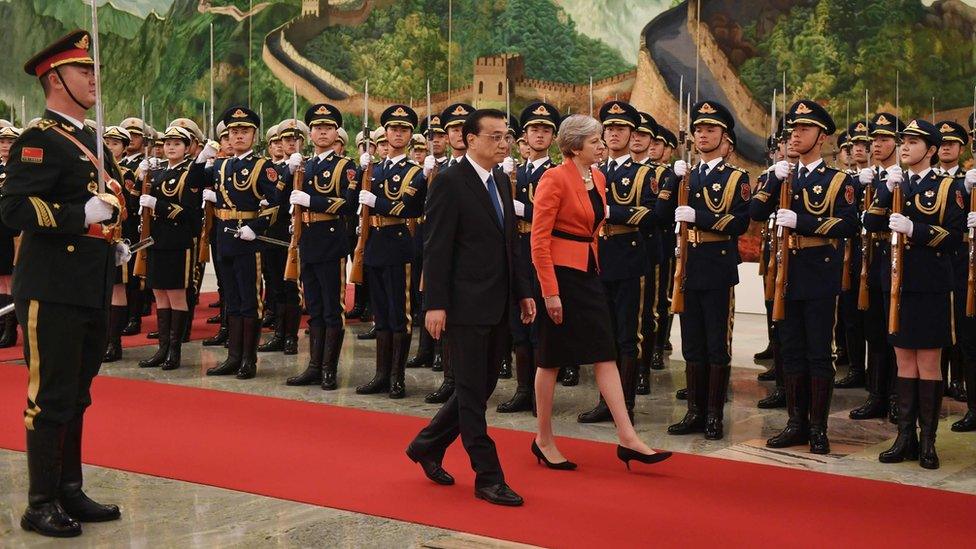 Theresa May inspects troops alongside Chinese Premier Li Keqiang