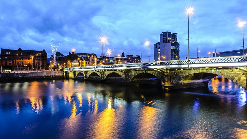 qUEEN'S BRIDGE bELFAST