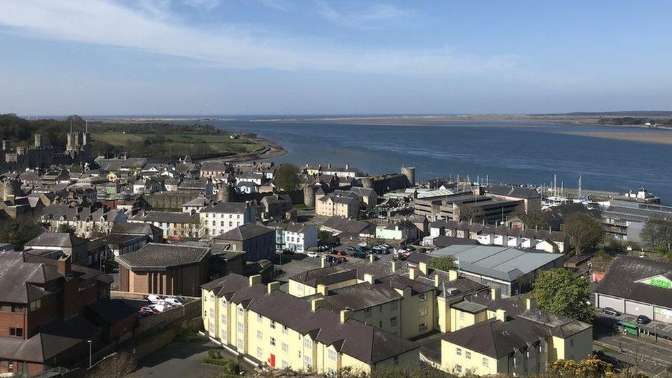 Panorama tua Ynys Môn