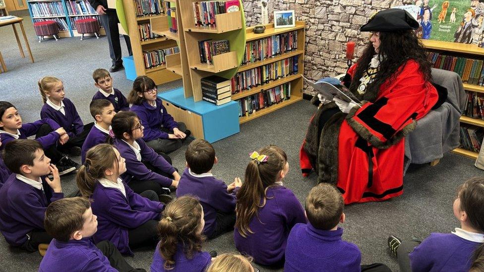 Image of Mayor Barbara Parry reading to a group of children