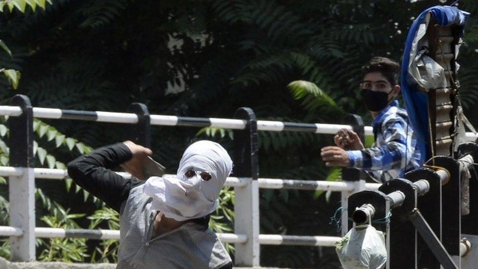 Kashmiri protesters throw stones towards Indian government forces during clashes in Srinagar (08 July 2017)