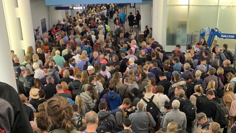 Queues of passengers at Chicago O'Hare airport (14 March)