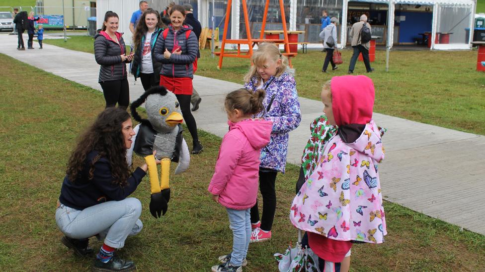 Pyped Wcw yn siarad efo plant // Children listen intently to a puppet