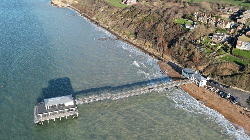 Totland Pier/sea wall