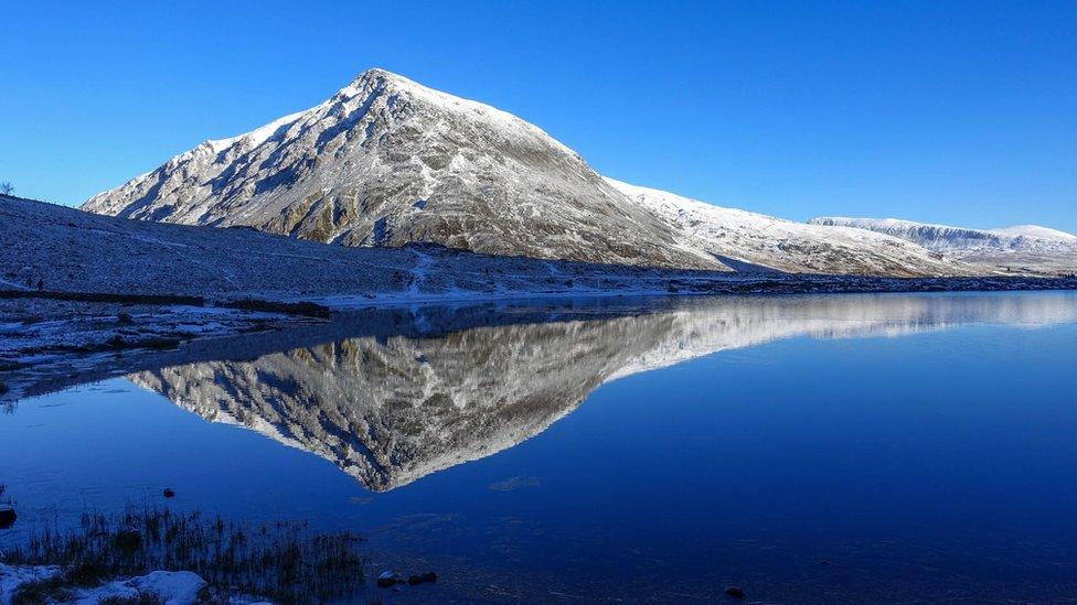 Pen yr Ole Wen o lannau llyn Idwal