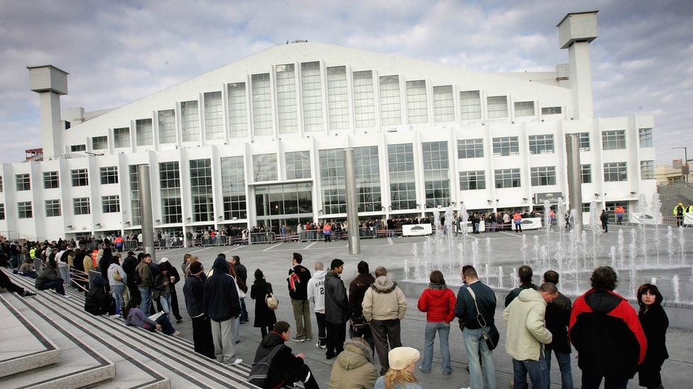 Queues for a concert at Wembley