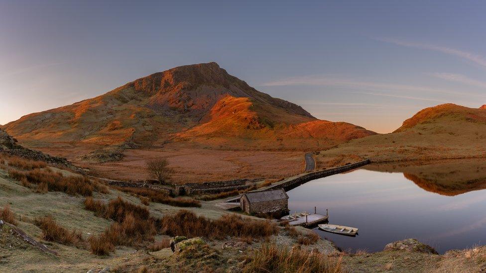 Y Garn o Llyn y Dywarchen ger Dyffryn Nantlle