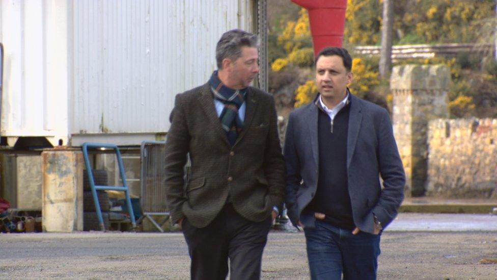 Ceannard nan Làbarach an Alba, Anas Sarwar, agus tagraiche Westminister nan Eilean Siar, Torcuil Crichton