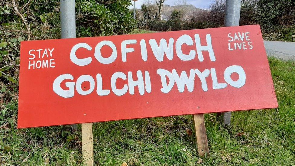 Arwydd yng Nghlwt-y-Bont, ger Llanberis ar ddechrau'r pandemig