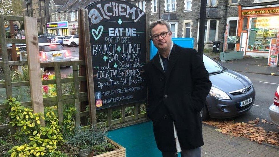 Image of Hugh Fearnley-Whittingstall visiting Eat Me cafe.