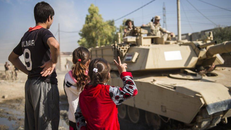 Iraqi children greet Iraqi army soldiers in the Ali Rash area of Mosul (6 November 2016)