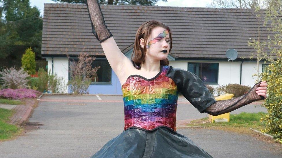 Orla Ní Eadhra agus an dreasa a dhealbh i