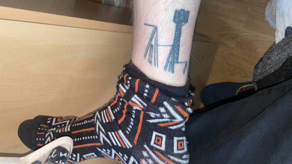 Max Mckeown's tattoo on his leg