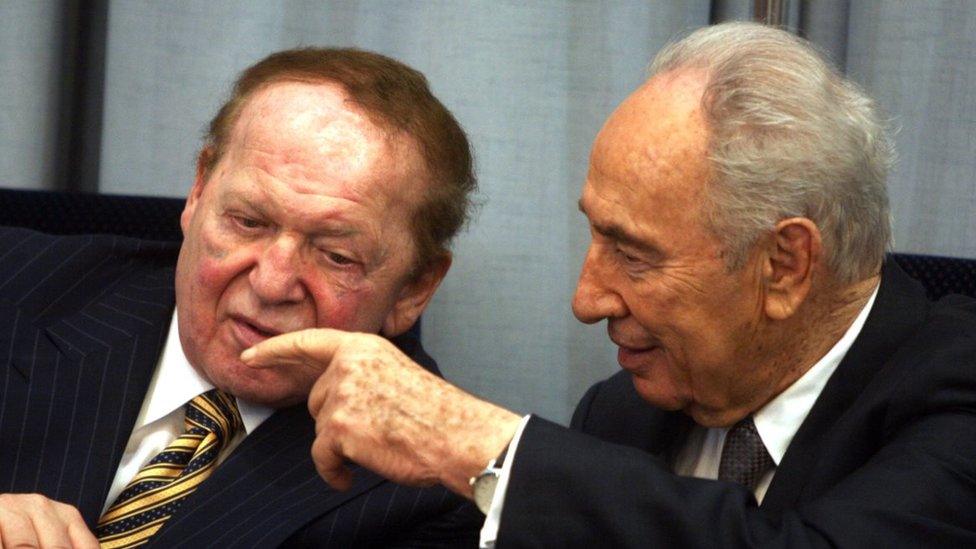 Philanthropist Sheldon Adelson (L) speaks to Israeli President Shimon Peres during a ceremony in The President house on August 12, 2007 in Jerusalem, Israel